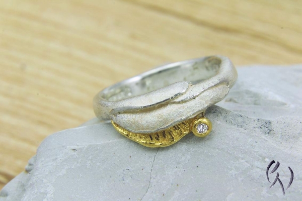 Schmaler Ring aus Silber mit Feingold und Brillant